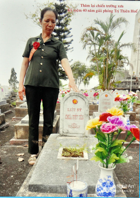 Bà Nguyễn Thị Xuân vào chiến trường xưa tìm mộ các anh (ảnh nhân vật cung cấp)