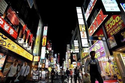 Biển quảng cáo ở Shinjuku (khu vực giải trí, kinh doanh, mua sắm lớn ở Thủ đô Tokyo) thường không quá lớn và treo rất gọn gàng. Để lắp quảng cáo, đơn vị kinh doanh phải tuân thủ các quy định ở mỗi khu vực, không sử dụng hình ảnh phản cảm.