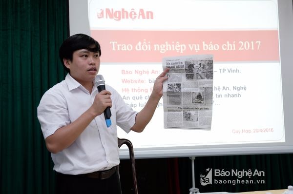 Giảng viên Báo Nghệ An trao đổi kỹ năng viết tin, bài tại buổi tập huấn