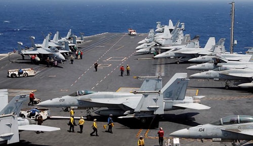 Hải quân Mỹ chuẩn bị phóng một chiếc F18 trên boong tàu sân bay USS Carl Vinson. Ảnh: Reuters