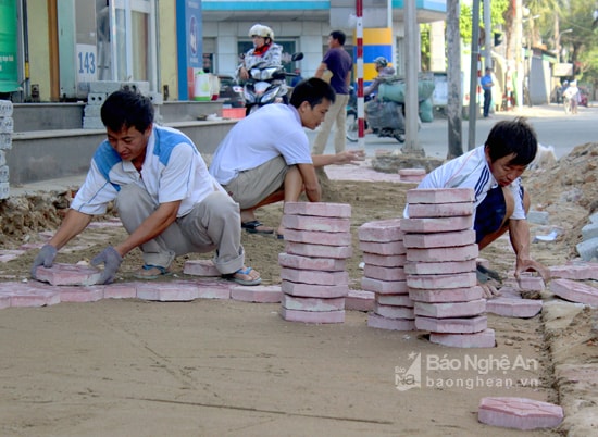 Người dân đường Nguyễn Phong Sắc, phường Hưng Dũng (TP. Vinh) làm lại vỉa hè sau giải tỏa. Ảnh: Quang An