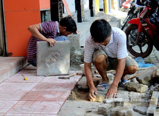 Trên đường Nguyễn Văn Cừ, phường Hưng Phúc người dân cũng nhạn chóng lát gạch vỉa hè, đảm bảo tính thẩm mỹ. Ảnh: Quang An