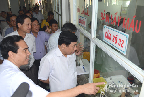 Đồng chí Nguyễn Xuân Đường và đoàn công tác kiểm tra hoạt động khám chữa bệnh tại Bệnh viện Đa khoa thành phố Vinh. Ảnh: Thành Chung.