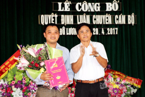 Đồng chí Lê Minh Giang – Phó bí thư thường trực huyện ủy – Chủ tịch HĐND huyện trao quyết định luân chuyển cho các đồng chí.