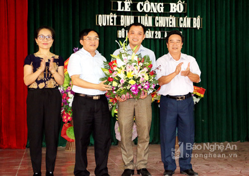 Các đồng chí lãnh đạo huyện tặng hoa, chúc mừng các đồng chí nhận nhiệm vụ mới.