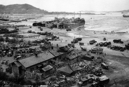 Bốn tàu đổ bộ của Mỹ đưa quân lính và thiết bị lên bãi biển Incheon ngày 15/9/1950.