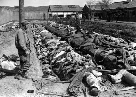 Thi thể của khoảng 400 dân thường nằm trong và xung quanh hào trong sân nhà tù Taejon, tháng 9/1950.