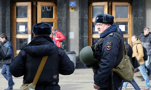 Cảnh sát Nga đứng gác bên ngoài một trạm tàu điện ngầm. Ảnh: Reuters