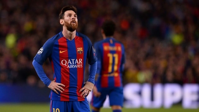 Trong khi đó, tiền đạo L. Messi bần thần sau trận đấu. Anh như bất động vì không thể làm gì hơn để ghi cho Barcelona dù chỉ là một bàn thắng danh dự. Mặt khác, với thất bại này, danh hiệu cầu thủ xuất sắc nhất thế giới và danh hiệu Quả bóng vàng đã chắc chắn tuột khỏi tay tiền đạo người Argentina. Ảnh: Internet