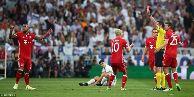 Chiếc thẻ đỏ của Vidal là bước ngoặt lớn nhất của trận đấu lượt về Real Madrid – Bayern Munich. Ảnh: Internet