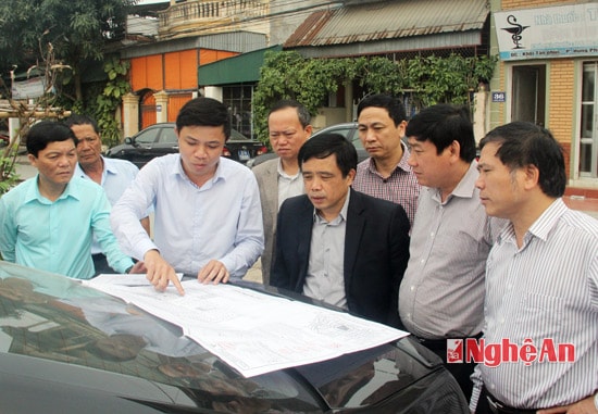 Đồng chí Huỳnh Thanh Điền - Phó Chủ ticj UBND tỉnh và các ngành liên quan kiểm tra thực địa dự án đường Lý Thường Kiệt kéo dài hồi tháng 3/2016.