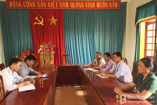 Thường trực Đảng ủy xã Minh Hợp (Quỳ Hợp) trao đổi với phóng viên Báo Nghệ An.