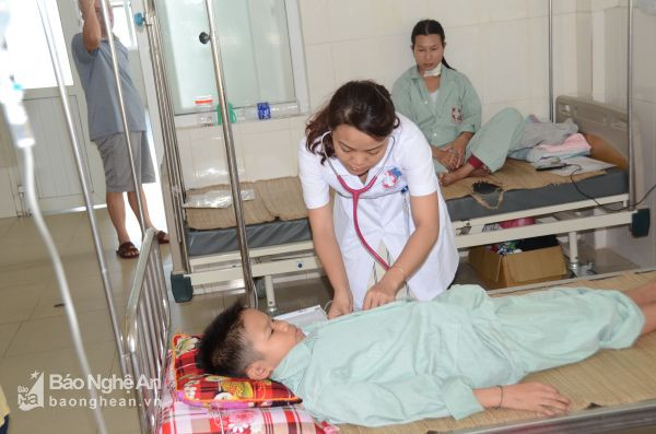 Khám sức khỏe cho bệnh nhân bị bệnh ung thư máuở Bệnh viện Ung Bướu Nghệ An.
