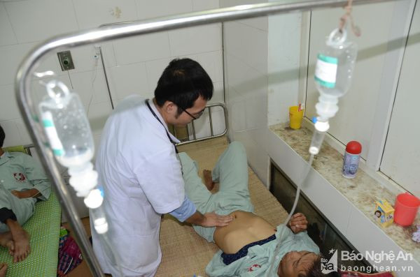 Điều trị hóa chất cho bệnh nhân Nguyễn Văn Chung, 40 tuổi, ở huyện Anh Sơn.