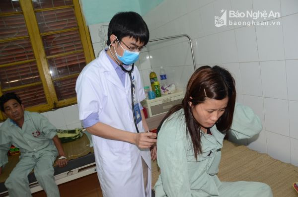 Bác sĩ theo dõi K phổi cho bệnh nhân Trần Thị Thanh Hiền, 30 tuổi, ở huyện Anh Sơn.