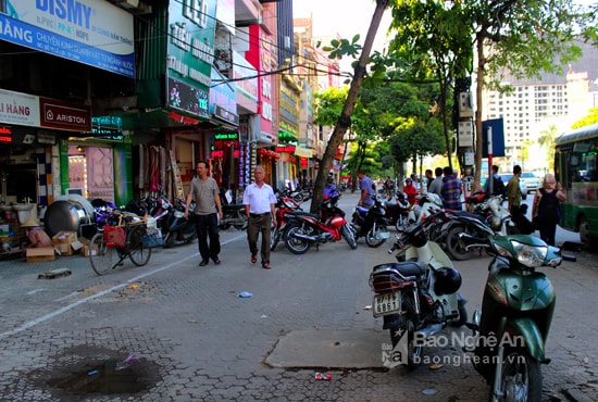 Vẫn có tình trạng lấn chiếm vỉa hè. Ảnh: Quang An