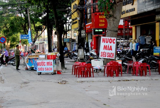 Vẫn có tình trạng lấn chiếm vỉa hè. Ảnh: Quang An