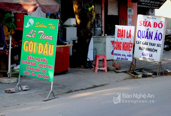 Vẫn có tình trạng lấn chiếm vỉa hè. Ảnh: Quang An