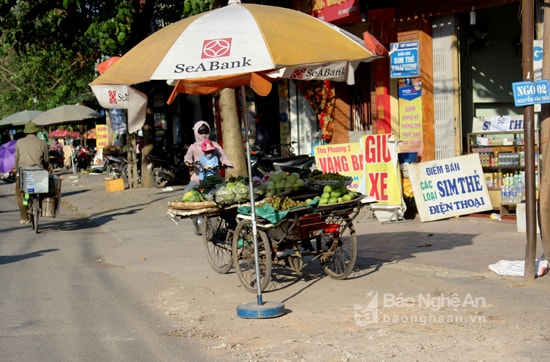 Vẫn có tình trạng lấn chiếm vỉa hè. Ảnh: Quang An