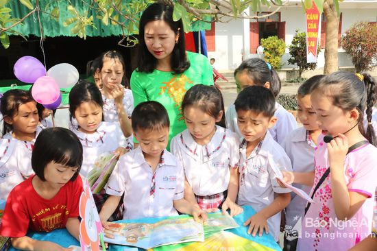 Các gian sách trưng bày thu hút đông đảo các em học sinh tham gia. Ảnh: Huyền Trang