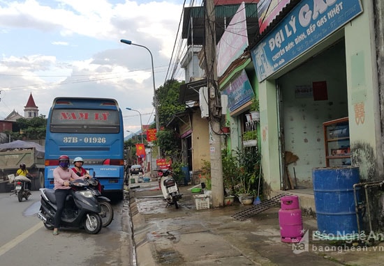 Xe giường nằm đỗ chiếm gần hết lòng đường. Ảnh: Anh Tuấn