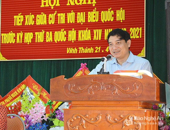 Đại biểu Nguyễn Đắc Vinh - Ủy viên Trung ương Đảng, Bí thư Tỉnh ủy tiếp thu các kiến nghị chính đáng cử tri nêu tại hội nghị. Ảnh: Thu Giang