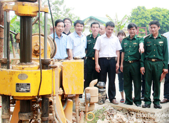 Kiểm tra công trình nước  sạch do Công ty Cp Bia sài Gòn Nghệ An tặngi Đồn Biên phòng Quỳnh Thuận