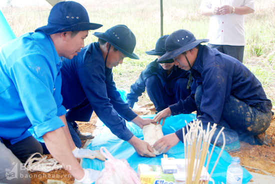 Đội quy tập Bộ CHQS tỉnh Nghệ An đang gói buộc hài cốt Liệt sỹ Lê Văn Kiệm, quê quán: Thôn Bích Sơn, xã Gia Vân, huyện Gia Viễn, tỉnh Ninh Bình được tìm thấy và cất bốc tại bản Khăm Ma Niên, huyện Nọng Héc, tỉnh Xiêng Khoảng, Lào. Ảnh: Hồ Việt