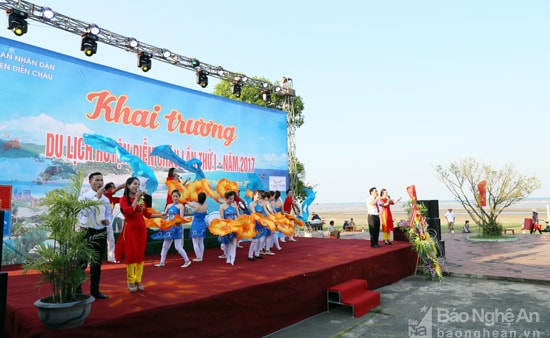 Văn nghệ chào mừng buổi khai trương du lịch biển Diễn Thành lần thứ nhất. Ảnh: Thu Hương.