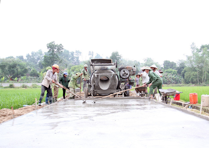 Người dân xã Nam Hưng (Nam Đàn) góp công sức, kinh phí làm đường GTNT. Ảnh: Đinh Nguyệt