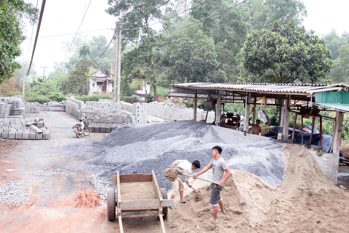 Nông dân xã Nam Hưng (Nam Đàn) năng động phát triển các ngành nghề dịch vụ, xây dựng nâng cao thu nhập. Ảnh: Đinh Nguyệt