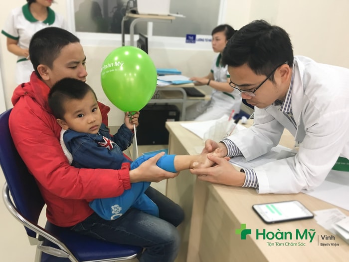 Bác sĩ bệnh viện Quốc tế Vinh khám, tư vấn, hỗ trợ trẻ khuyết tật phẫu thuật miễn phí. Ảnh: Nguyệt Minh