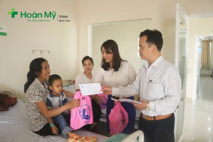 Đại diện Hội bảo trợ Người khuyết tật và trẻ mồ côi thăm và lãnh đạo bệnh viện Quốc tế Vinh trao quà cho trẻ khuyết tật được phẫu thuật miễn phí tại bệnh viện. Ảnh: Nguyệt Minh