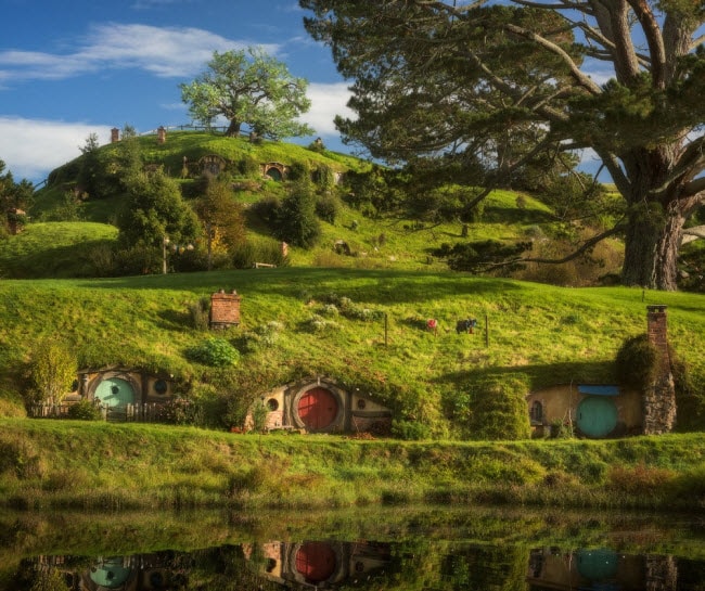 Hobbiton, New Zealand: Ngôi làng độc đáo này ban đầu là phim trường của bộ phim “Chúa tể của những chiếc nhẫn”, trước khi được chuyển thành địa điểm du lịch hấp dẫn. Du khách từ khắp nơi trên thế giới đã đổ về đây để trải nghiệm bối cảnh thực trong bộ phim mà họ yêu thích.