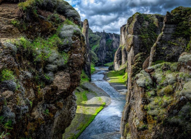 Hẻm núi Fjaðrárgljúfur, Iceland: Hẻm núi ở miền đông nam Iceland là một sản phẩm tạo hóa tuyệt vời của mẹ thiên nhiên.  Nó được hình thành qua quá trình xói mòn kéo dài hàng nghìn năm. Hẻm núi dài khoảng 2km và sâu 100m với dòng sông Fjaðrá chảy dọc theo nó.