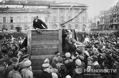 Lenin có bài phát biểu từ khán đài trên Quảng trường Đỏ trước đông đảo quần chúng và các đồng chí năm 1920.