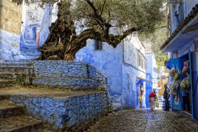 Chefchaouen, Ma-rốc: “Thành phố xanh” Chefchaouen gây ấn tượng với phong cảnh núi non hùng vĩ và các công trình kiến trúc cổ. Tất cả mọi thứ ở đây đều là những tác phẩm nghệ thuật. Nhưng hấp dẫn hơn cả là các tòa nhà được sơn màu xanh.