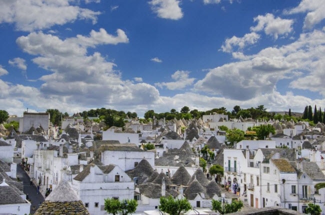 Alberobello, Italia: Thị trấn nhỏ này nổi tiếng với những ngôi nhà có kiến trúc độc đáo. Nơi đây có khoảng 1.500 ngôi nhà mái hình nón, với một số công trình có niên đại hơn 700 năm tuổi.