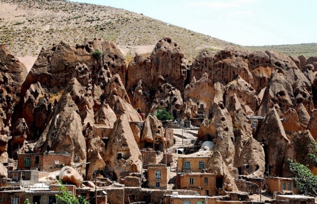 Kandovan, Iran: nhìn từ xa, ngôi làng Kandovan trông như một tổ mối khổng lồ. Nhưng chúng thực chất là các ngôi nhà được xây dựng trên vách núi và là nơi ở của khoảng 1.000 người. Ngôi làng hình thành trên tàn tích của núi lửa Sahand ngừng hoạt động cách đây hàng trăm năm.