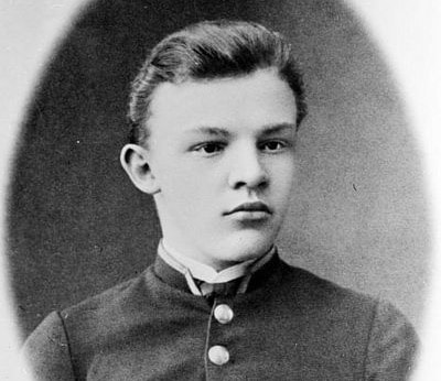 Lenin tên thật là Vladimir Ilyich Ulyanov, sinh ngày 22/4/1870 tại Simbirsk, nay là Ulyanovsk, trên sông Volga. Một bức ảnh của Lenin năm 1887 khi tốt nghiệp trường trung học Simbirsk Gymnasium.