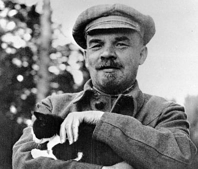 Vào tháng 3/1923, Lenin bị ốm nặng và ông qua đời ngày 21/1/1924, hưởng thọ 53 tuổi.