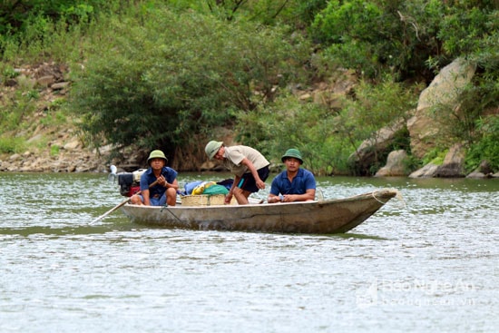 Những khi thời tiết nắng nóng cũng là dịp để những người dân ở xã Tà Cạ (Kỳ Sơn) rủ nhau ra sông Nậm Mộ bắt cá lăng đặc sản. Ảnh: Đào Thọ