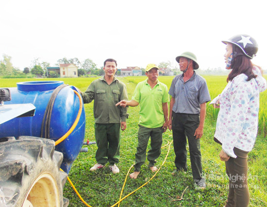 Người dân ở tỉnh Hải Dương tìm về học cách chế tạo máy phun thuốc trừ sâu cho lúa của anh