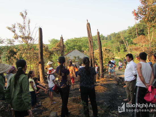 Ngôi nhà sàn của gia đình chị Lộc Thị Anh đã bị ngọn lửa thiêu rụi hoàn toàn. Ảnh: Bá Hậu