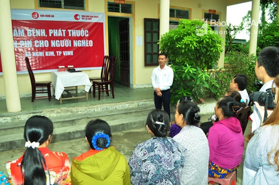 Đại diện Công ty CP Golden City phát biểu giới thiệu nội dung chương trình khám và cấp thuốc miễn phí cho hộ nghèo xã Nghi Kim