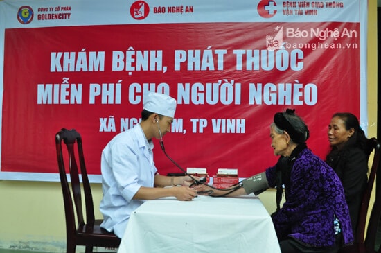 Bác sĩ đến từ Bệnh viện Giao thông vận tải Vinh khám và tư vấn trực tiếp cho bà con hộ nghèo