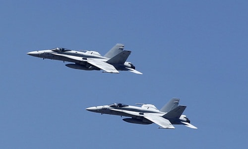 Hai tiêm kích hạm F/A-18 của hải quân Mỹ. Ảnh: Reuters