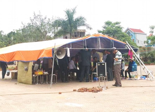 chu-tich-nguyen-duc-chung-tiep-xuc-19-nguoi-bi-giu-o-thon-hoanh