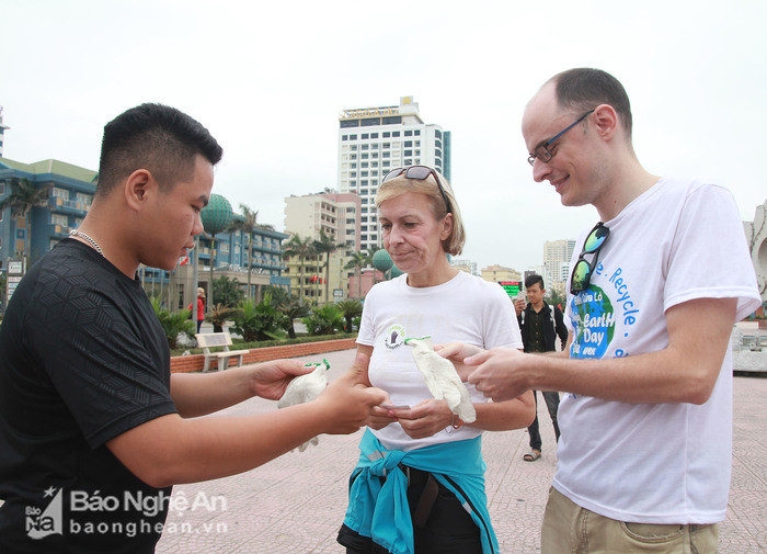 Rất nhiều người nước ngoài đang sinh sống, làm việc tại Nghệ An cũng đến ủng hộ chương trình. Trước khi phát động chương trình làm sạch bãi biển hướng đến một mùa du lịch xanh, sạch đẹp ở Cửa Lò, mỗi thành viên tham gia đều được phát găng tay, bì đựng rác. Ảnh: Chu Thanh