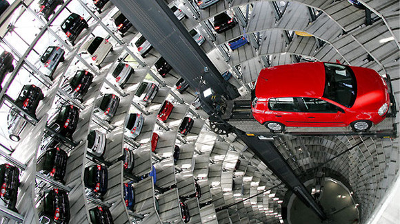 Người Đức không chỉ tự hào về hệ thống đường cao tốc số 1 thế giới, mà họ còn xây dựng được những bãi đỗ xe cực kỳ hiện đại. Điển hình là tháp đỗ xe hình trụ cao 20 tầng với sức chứa 800 xe nằm trong công viên Autostadt, tỉnh Wolfsburg – một công viên với chủ đề về xe hơi của Volkswagen bao gồm một bảo tàng xe hơi, nhà máy sản xuất xe du lịch… 